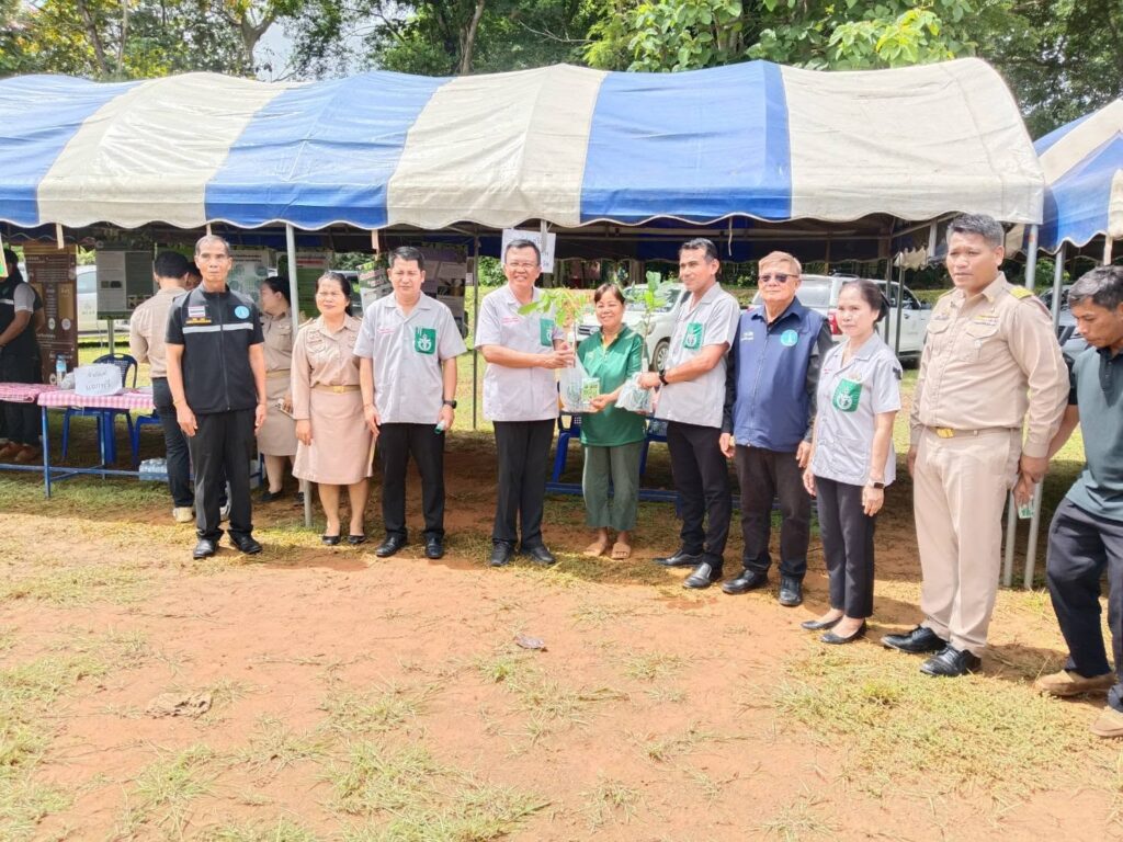 ศูนย์ฯ ร่วมออกหน่วยให้บริการเคลื่อนที่ถ่ายทอดความรู้ทางวิชาการด้านการเกษตร (พืชสวน) และให้บริการคำปรึกษาด้านการส่งเสริมอาชีพการเกษตร ตามโครงการหน่วยแพทย์เคลื่อนที่ พอ.สว. จังหวัดเลย และโครงการจังหวัดเคลื่อนที่…สร้างรอยยิ้มให้ประชาชน ประจำปีงบประมาณ พ.ศ.2569 ครั้งที่ 13/2569 ณ โรงเรียนบ้านนาอ่างคำ หมู่ที่ 3 ตำบลทรัพย์ไพวัลย์ อำเภอเอราวัณ จังหวัดเลย